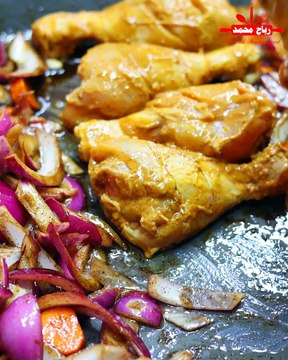 صينية أفخاد الدجاج مع البصل والجزر بالتتبيلة اللذيذة وجبة غداء سهل وسريع وطعمها رائع مع رباح محمد