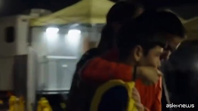 Piccoli ostaggi di Hamas liberati: gli abbracci e la commozione