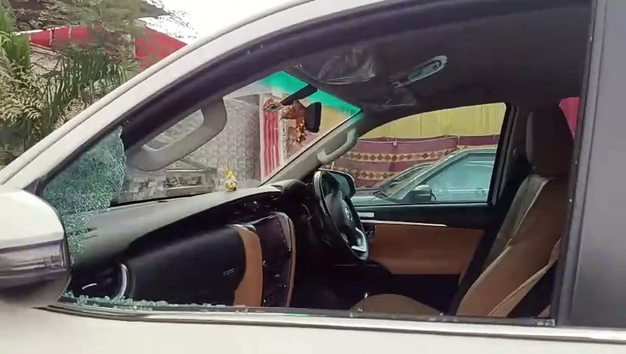 विवाह स्थल के बाहर खड़ी कार के शीशे तोड़ लाखों...
