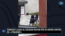 Sánchez llega al Colegio Mayor Pío XII entre gritos de «¡traidor!»