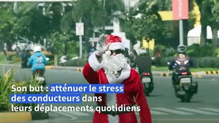 Philippines : le "Père Noël dansant", agent de la circulation, apporte de la gaieté à Manille