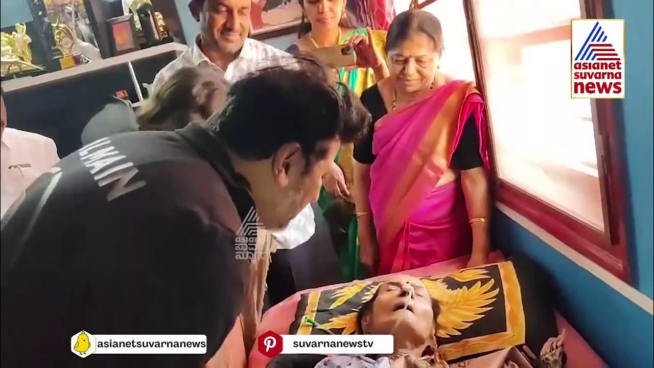 ಹಿರಿಯ ನಟಿ ಲೀಲಾವತಿ ಆರೋಗ್ಯ ವಿಚಾರಿಸಿದ ಶಿವರಾಜ್‌ ಕುಮಾರ್‌; ಗೀತಾ ಕಾಲಿಗೆ ನಮಸ್ಕರಿಸಿದ ವಿನೋದ್‌ ರಾಜ್‌!