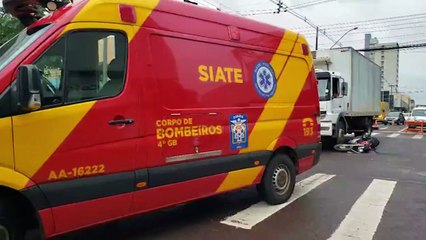 Moto e caminhão se envolvem em colisão no Centro de Cascavel