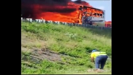 VIDEO: बस में आग लगने के बाद ड्राइवर-कंडक्टर ने कूदकर बचाई जान