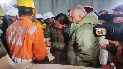 Momento em que primeiro trabalhador foi retirado de túnel na Índia