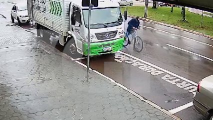 Vídeo mostra ciclista abrindo caminhão e furtando aparelho celular