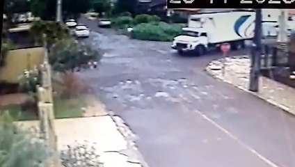 Câmera flagra acidente que deixou motociclista ferido no Santa Felicidade