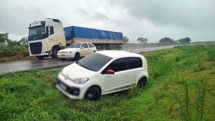 UP sai da pista e quase capota em canteiro da BR-163, em Cascavel