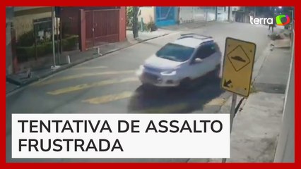 Motorista percebe assalto e joga carro em direção a criminoso