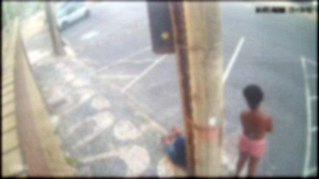 Câmera de segurança flagra momento em que mulher é jogada no chão e roubada