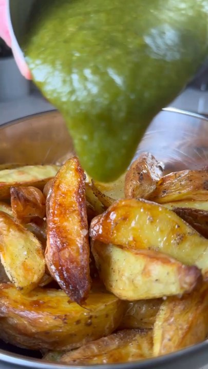 ENTRECÔTE ET POTATOES AU PESTO  #potatoes #viande #meat #carne #entrecote #ribeye #apoint #cuisson #beurre #crispy #pdt #pesto #itali #cuisine #recette #recipe #recipes