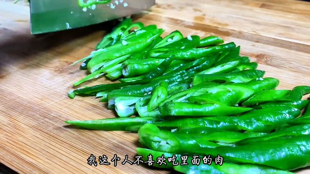 Chinese cuisine recipe The best way to stir fry spicy meat is to make it both spicy and fragrant