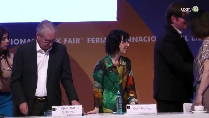 La amplia y minuciosa poesía de Coral Bracho es celebrada en amistosa charla con asistentes a la FIL