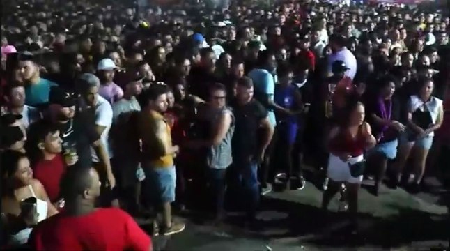 PMs são flagrados agredindo jovens em festa na Bahia