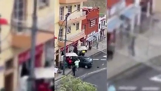 Un coche se empotra contra un bar en Los Realejos