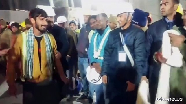 Festa per i 41 lavoratori indiani salvati dal tunnel, accolti come eroi