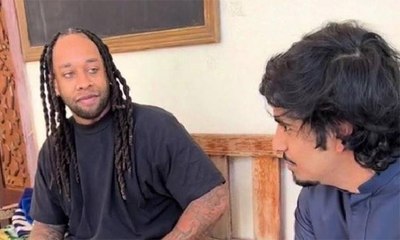 بعد اعتناقه الإسلام رابر أمريكي شهير يؤدي صلاته الأولى في المسجد