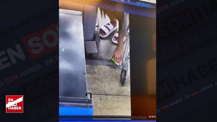 Kredi kartını yerden almakta zorlanan uzun tırnaklı kadın