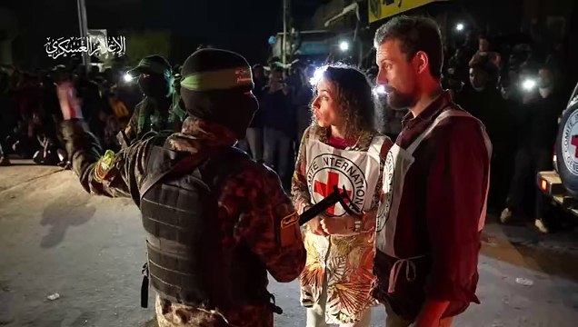 مشاهد من تسليم مجاهدي كتائب القسام وسرايا القدس للدفعة الخامسة من المحتجزين الصهاينة في قطاع غزة