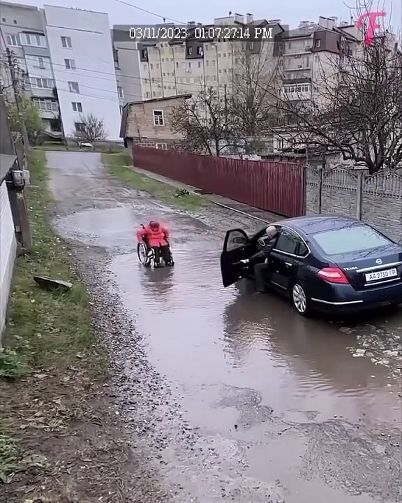 Geçip gitmek kolay ve insafsızca olanı, konfor alanından biraz çıkıp kalplere girmek mühim olan 
