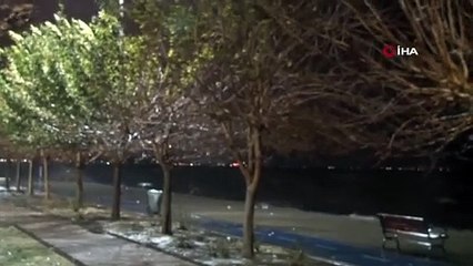 İstanbul'da fırtına etkili oldu, sahil şeridi sular altında kaldı