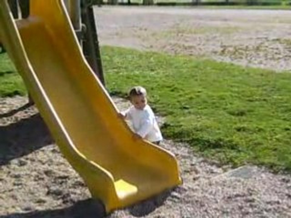 Mon loulou marche au parc 15 mois 1/2