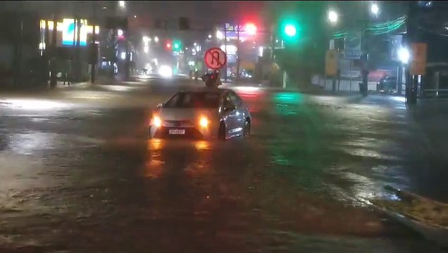 Carro fica ilhado na SC-405, em Florianópolis