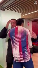 Xavi abraza a los jugadores del Barça tras clasificar a octavos de Champions