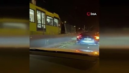 Metro raylarına ağaç düştü, seferler bir süreliğine iptal edildi