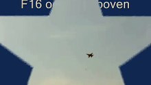 F16 oefent al boven strand van Vlissingen