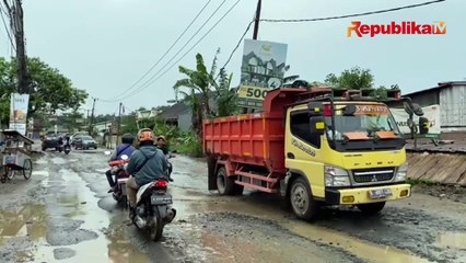 Warga Keluhkan Jalan Berlubang di Parungpanjang