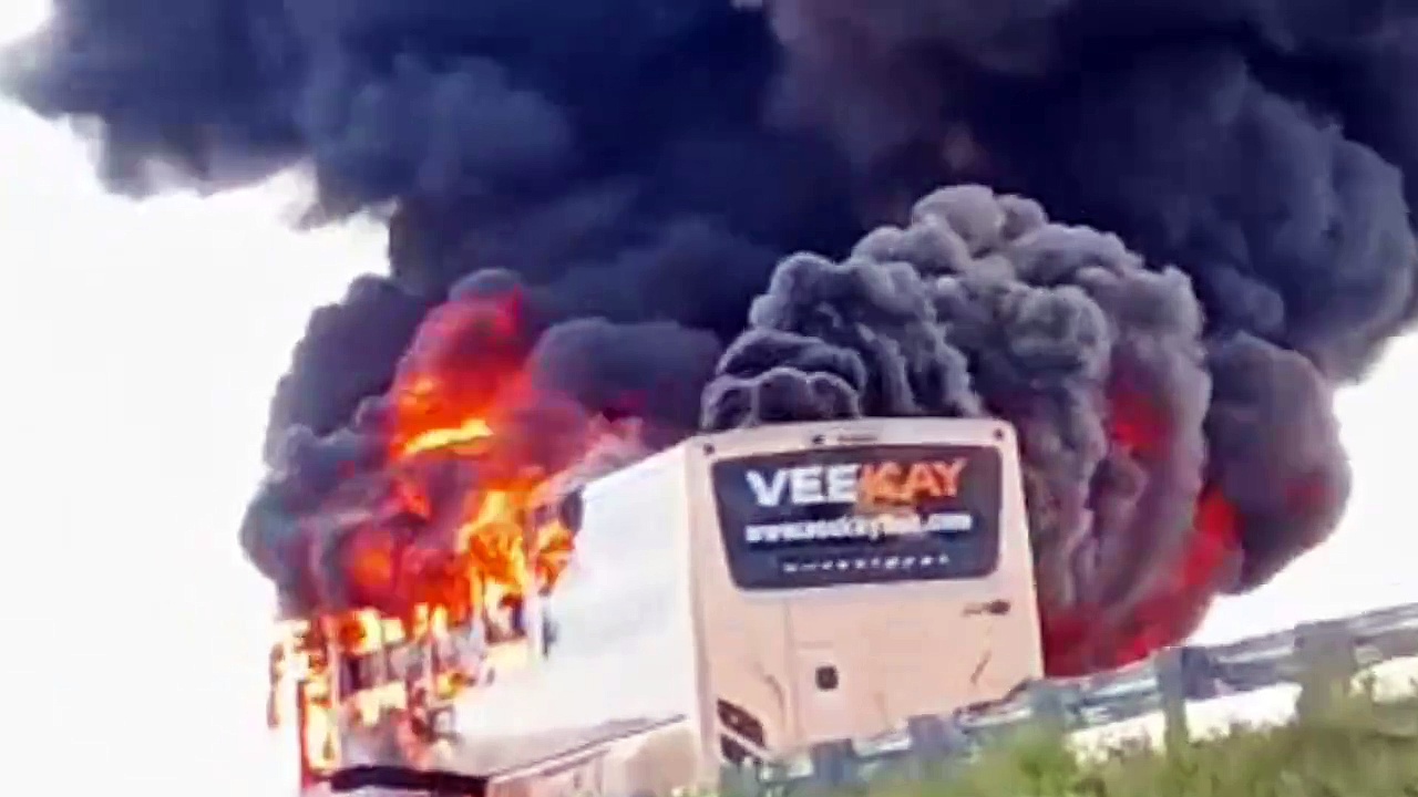 திடீரென தீ பிடித்து எரிந்த சொகுசு பேருந்து; அதிர்ஷ்டவசமாக உயிர் தப்பிய ஓட்டுநர்கள்