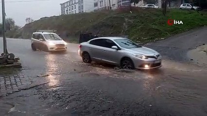 Tekirdağ'da şiddetli yağış sokakları göle çevirdi