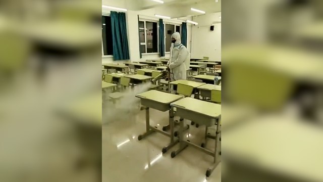 Çin'de salgın paniği büyüyor: Okulları böyle dezenfekte ettiler