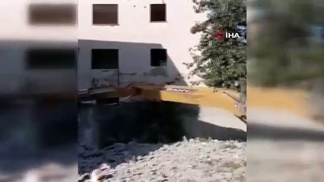 İş makinası yıkım esnasında oluşan yarığa düştü