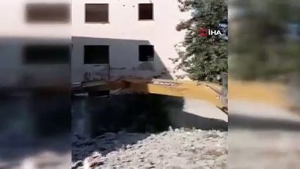 İş makinası yıkım esnasında oluşan yarığa düştü