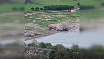 Sazlıdere Barajı'nda soktukları traktör akıntıya kapılarak suya saplandı