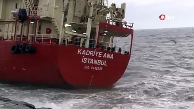 Zeytinburnu’nda lodos nedeniyle karaya oturan gemi görüntülendi