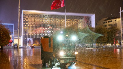İstanbul'da fırtına hayatı olumsuz etkiledi