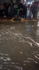Joven carga a su enamorada y cruza pista inundada por lluvia en Huancayo