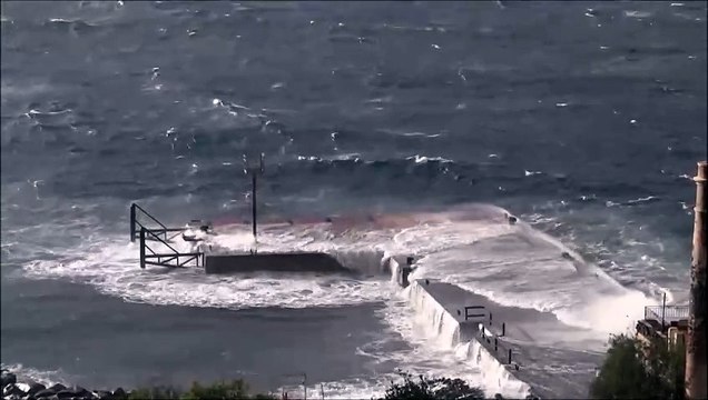 Isole Eolie sferzate da venti e mareggiate