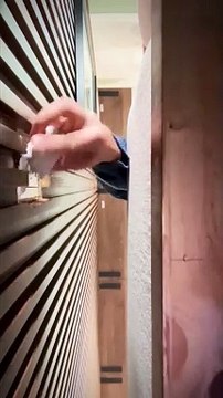 Quand tu essaies de brancher ton chargeur de téléphone