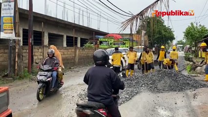 Warga Swadaya Perbaiki Jalan di Parungpanjang