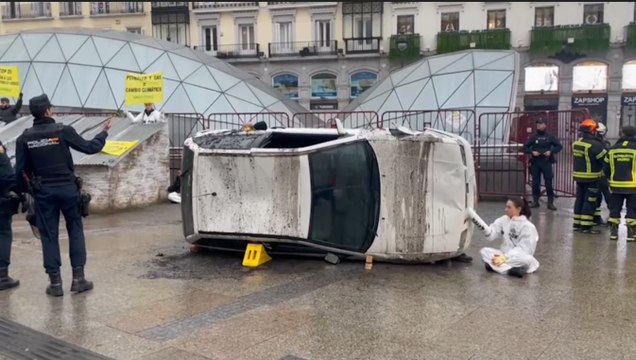 Activistas de Greenpeace recrean un desastre climático en la madrileña Puerta del Sol