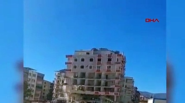 Antep’te ağır hasarlı 7 katlı bina, yıkım sırasında çöktü