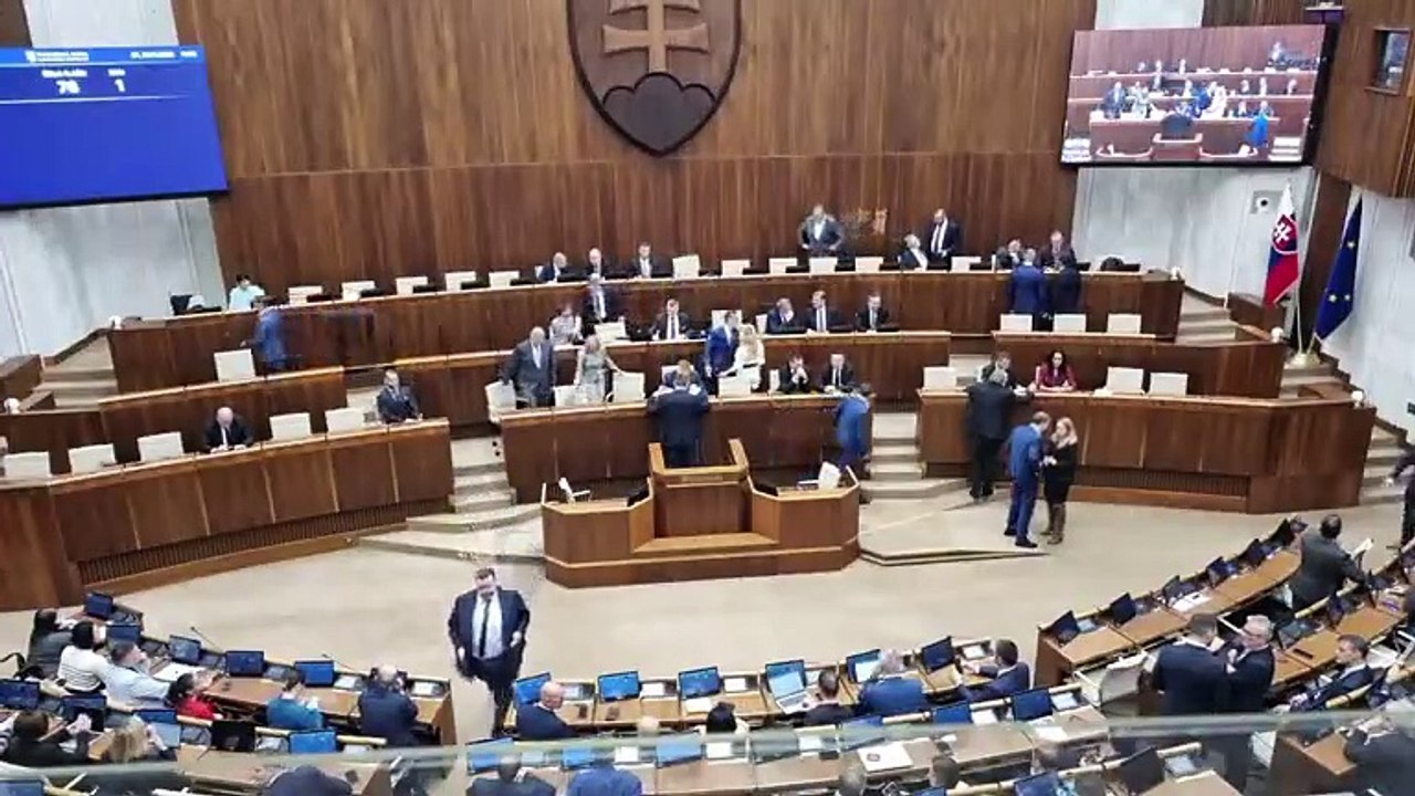 ZÁZNAM: Minister vnútra M. Šutaj Eštok ostáva vo funkcii, poslanci ho neodvolali