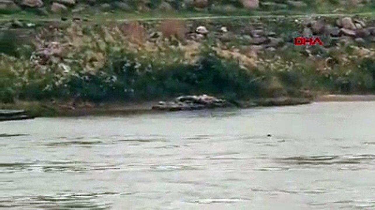 Dicle Nehri'ne atlayan kız kardeşlerden birinin kurtarılma anı kamerada