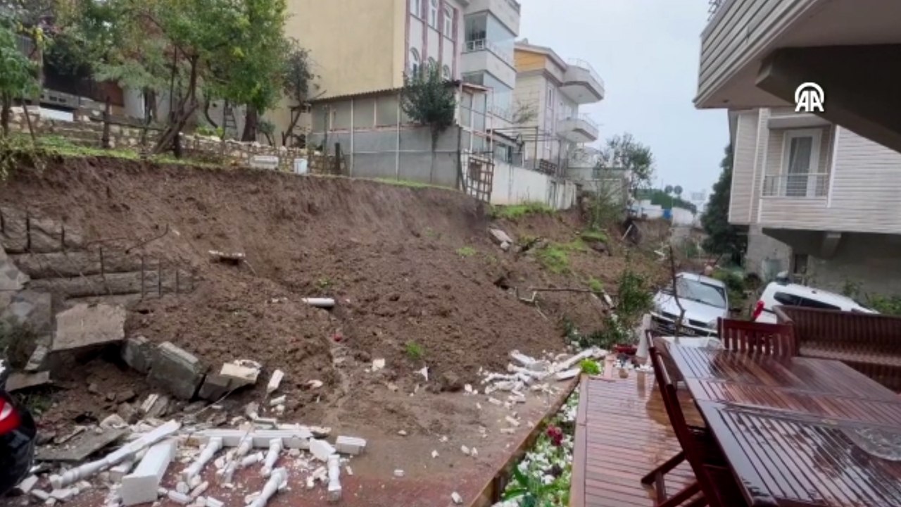 Büyükçekmece'de istinat duvarının çökmesi nedeniyle 2 araç hasar gördü