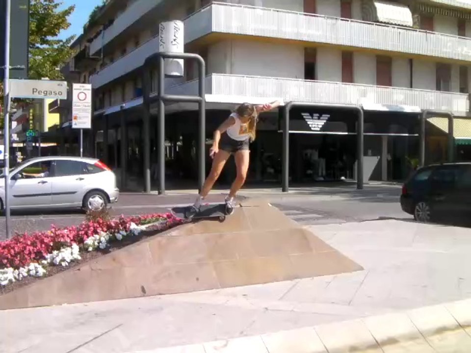 Skateboard, Anne und ihre ersten Tricks.