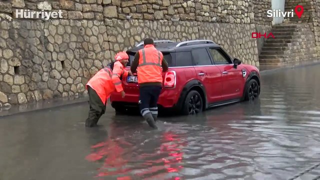 Sağanak hayatı felç etti! Yollar göle döndü, evleri su bastı... İstanbul'da bir kişi hayatını kaybetti